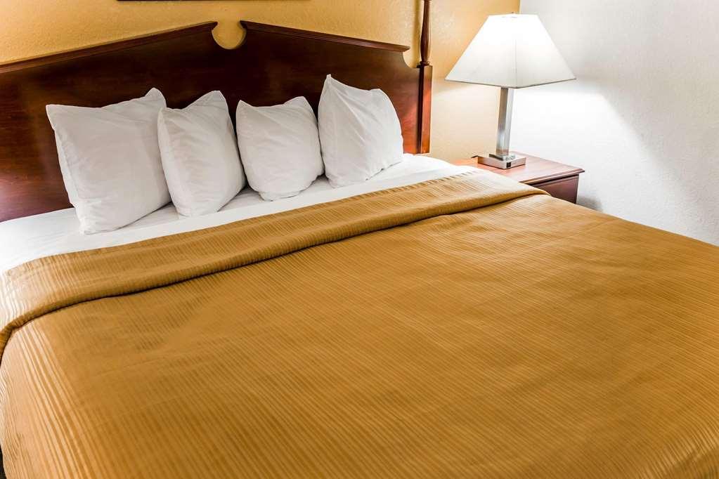 La Quinta Inn & Suites By Wyndham Fayetteville I-95 Room photo