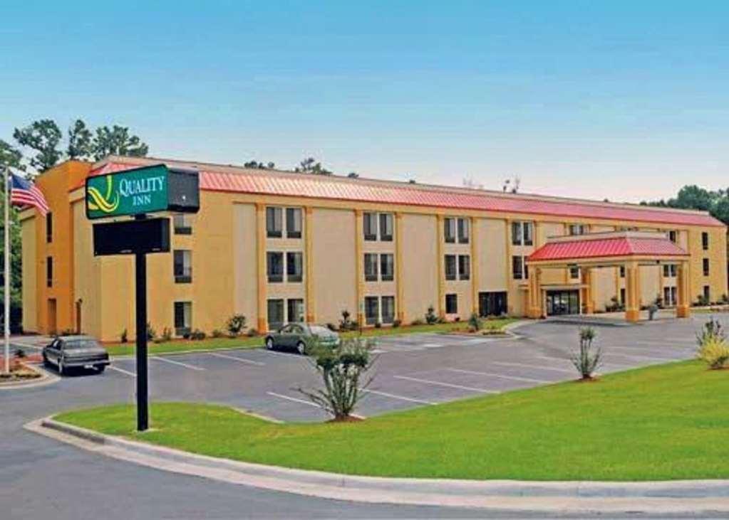 La Quinta Inn & Suites By Wyndham Fayetteville I-95 Exterior photo