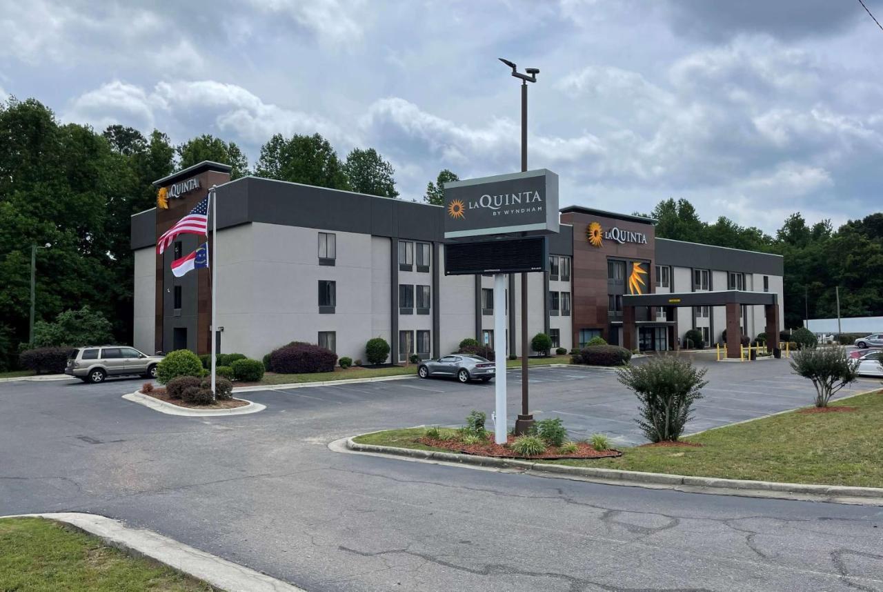 La Quinta Inn & Suites By Wyndham Fayetteville I-95 Exterior photo