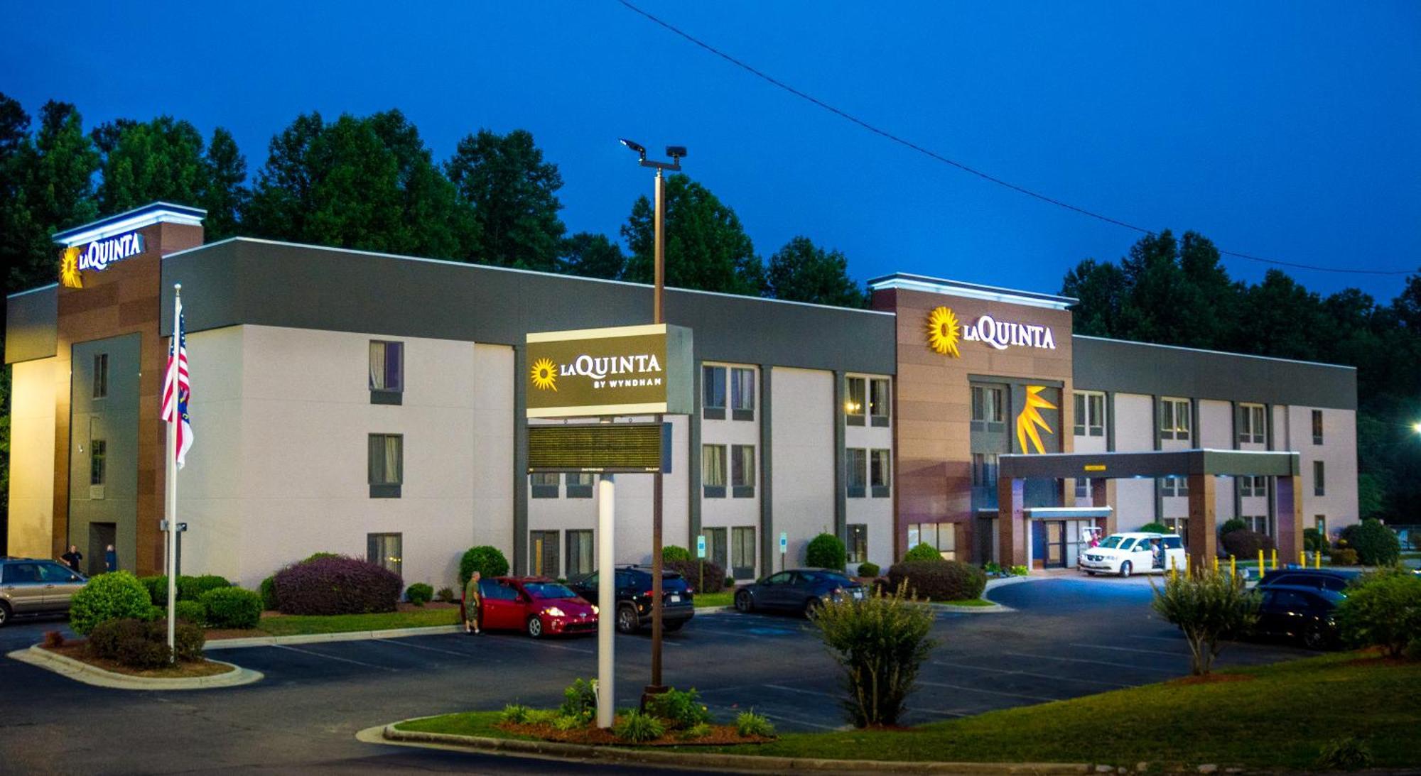 La Quinta Inn & Suites By Wyndham Fayetteville I-95 Exterior photo