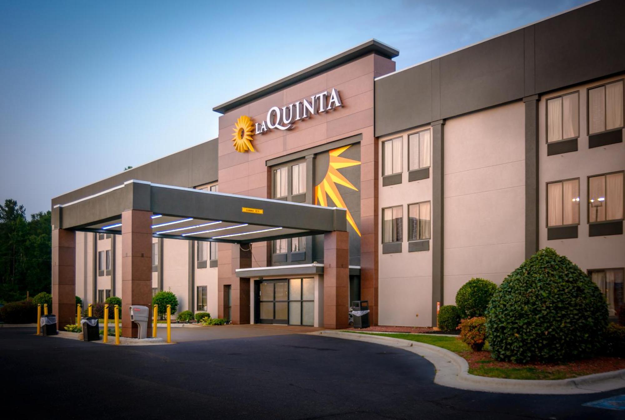 La Quinta Inn & Suites By Wyndham Fayetteville I-95 Exterior photo