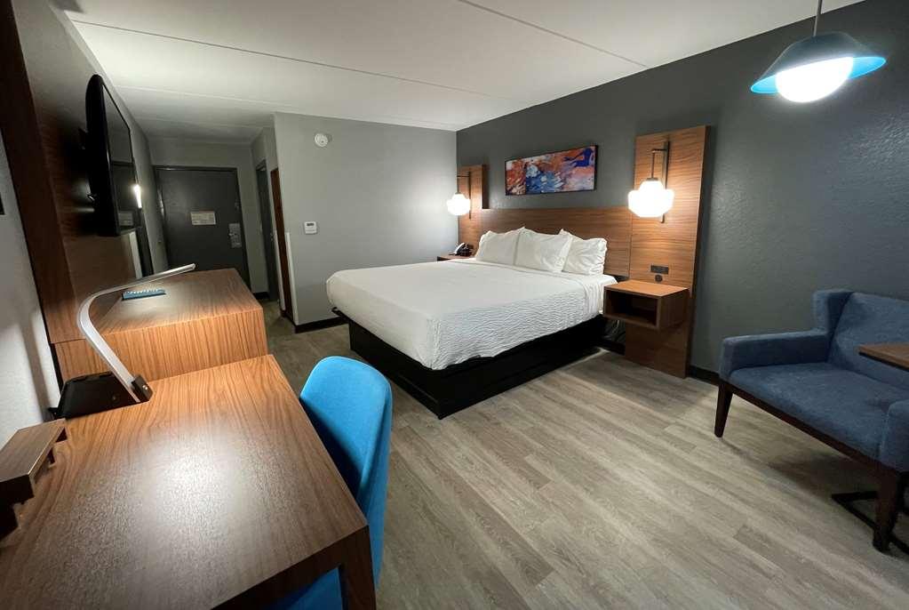 La Quinta Inn & Suites By Wyndham Fayetteville I-95 Room photo